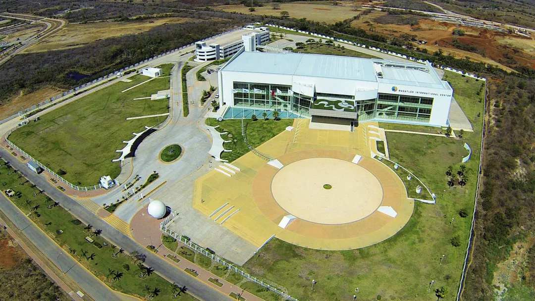 Vista aérea diurna del recinto, la plaza circular y las explanadas