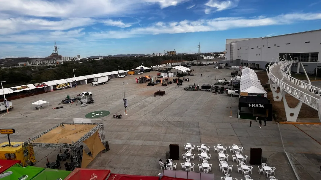 Vista elevada de la explanada exterior del MIC con montaje de evento