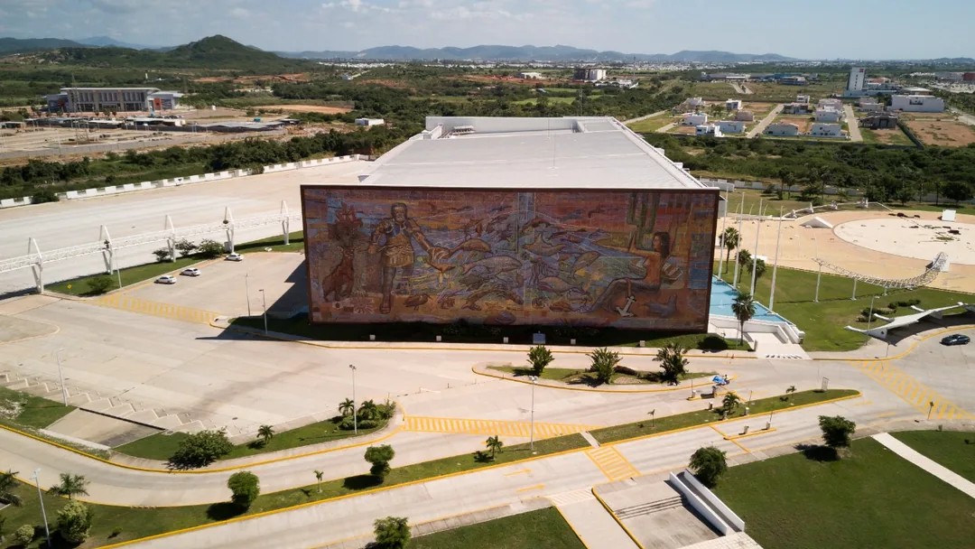 Vista aérea del mural monumental en la fachada del MIC