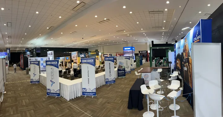 Pasillo de stands montado en el salón de exposiciones del MIC