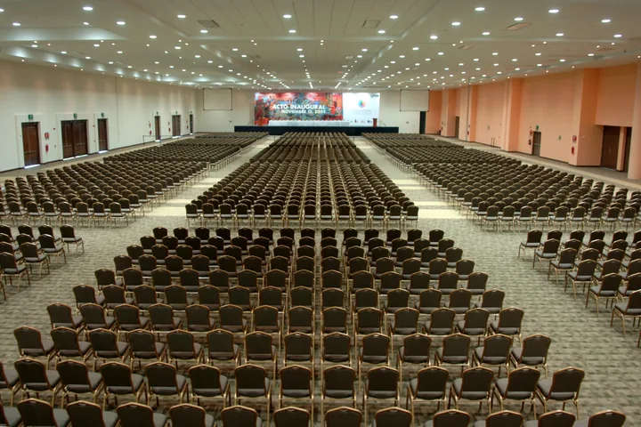 Salón Mazatlán en montaje auditorio, con escenario y pantalla para el acto inaugural
