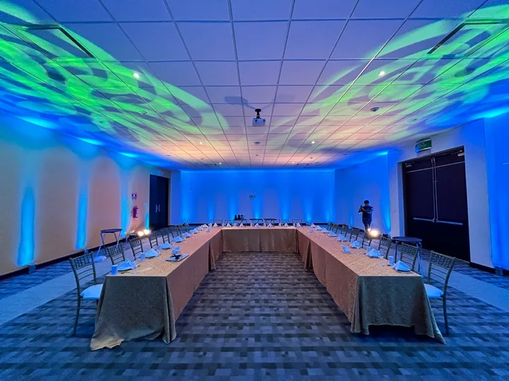Salón temático del MIC montado en herradura con iluminación escénica