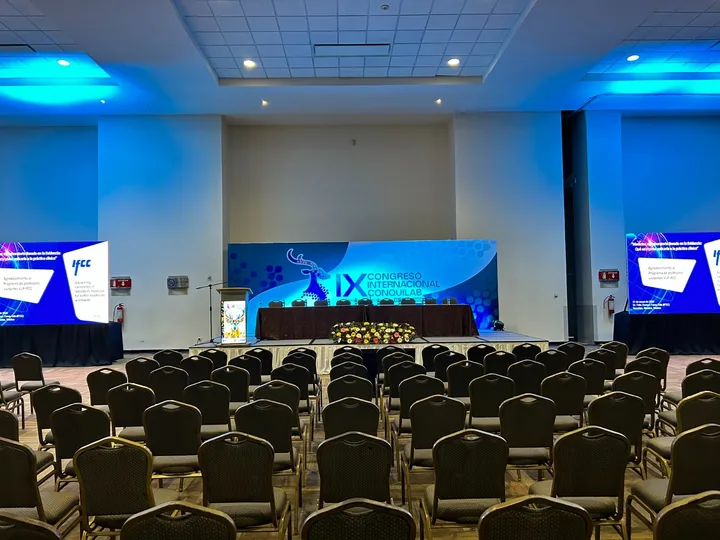 Congreso internacional montado en el MIC, con presídium y pantallas laterales