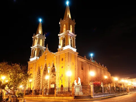 Catedral y Centro Histórico de Mazatlán iluminados de noche