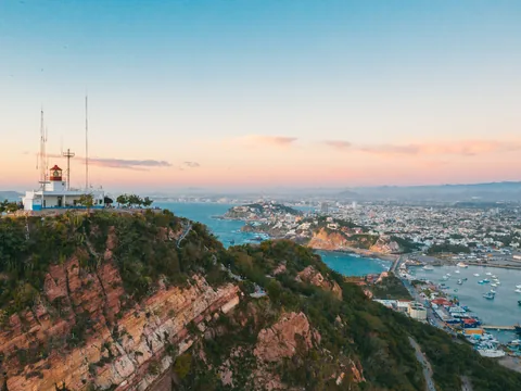 Vista de la bahía de Mazatlán desde el cerro del Faro