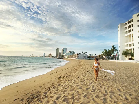Playa de Mazatlán con la Zona Dorada al fondo